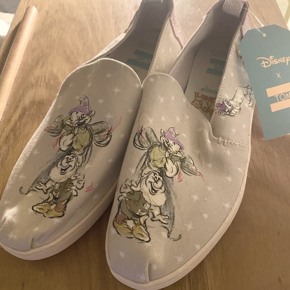 Disney X TOMS Lilac Seven Dwarfs Printed Canvas Shoe Size 8.5